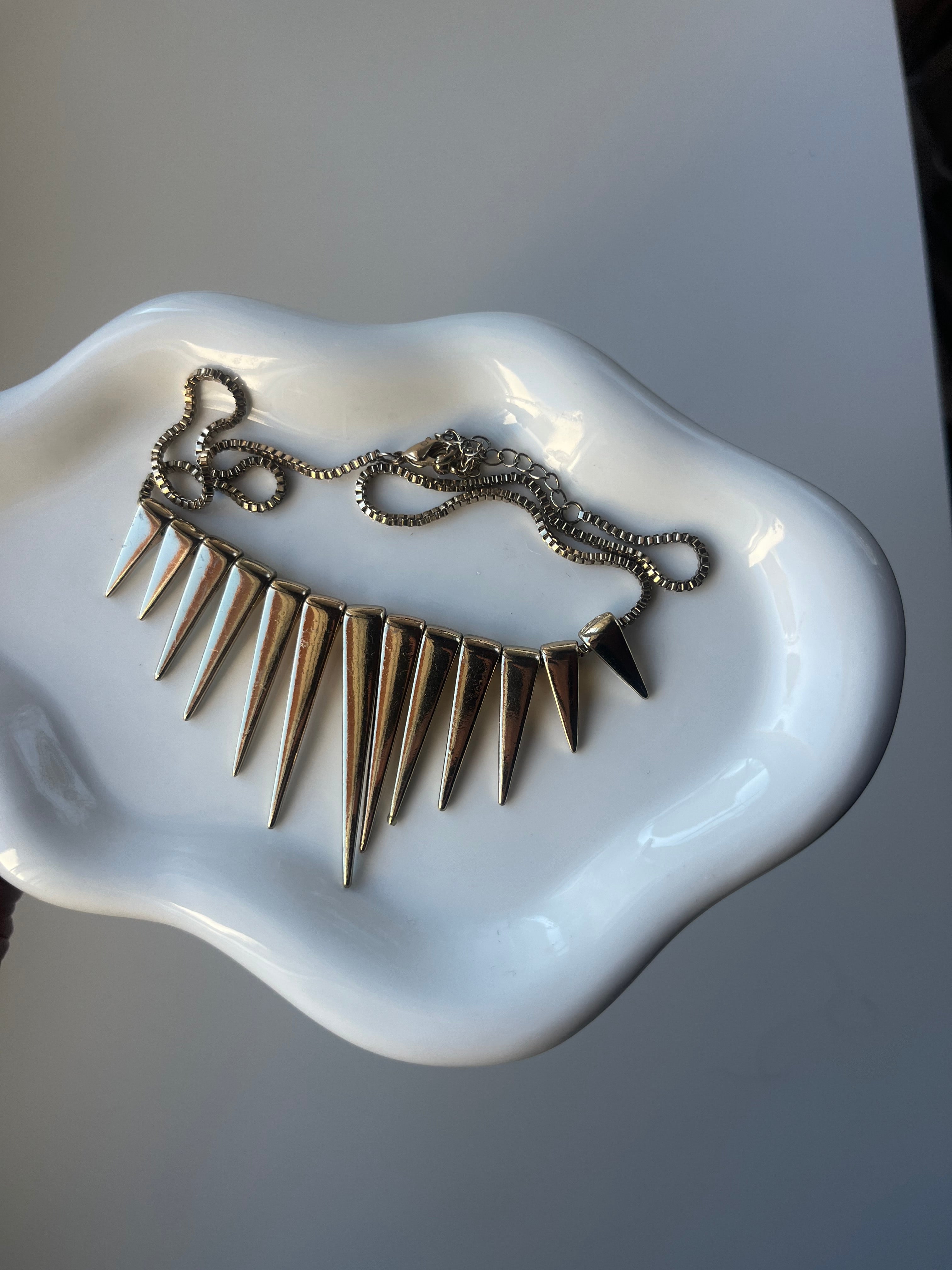 Collier piques métalliques