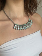 Collier à pierres opalescentes