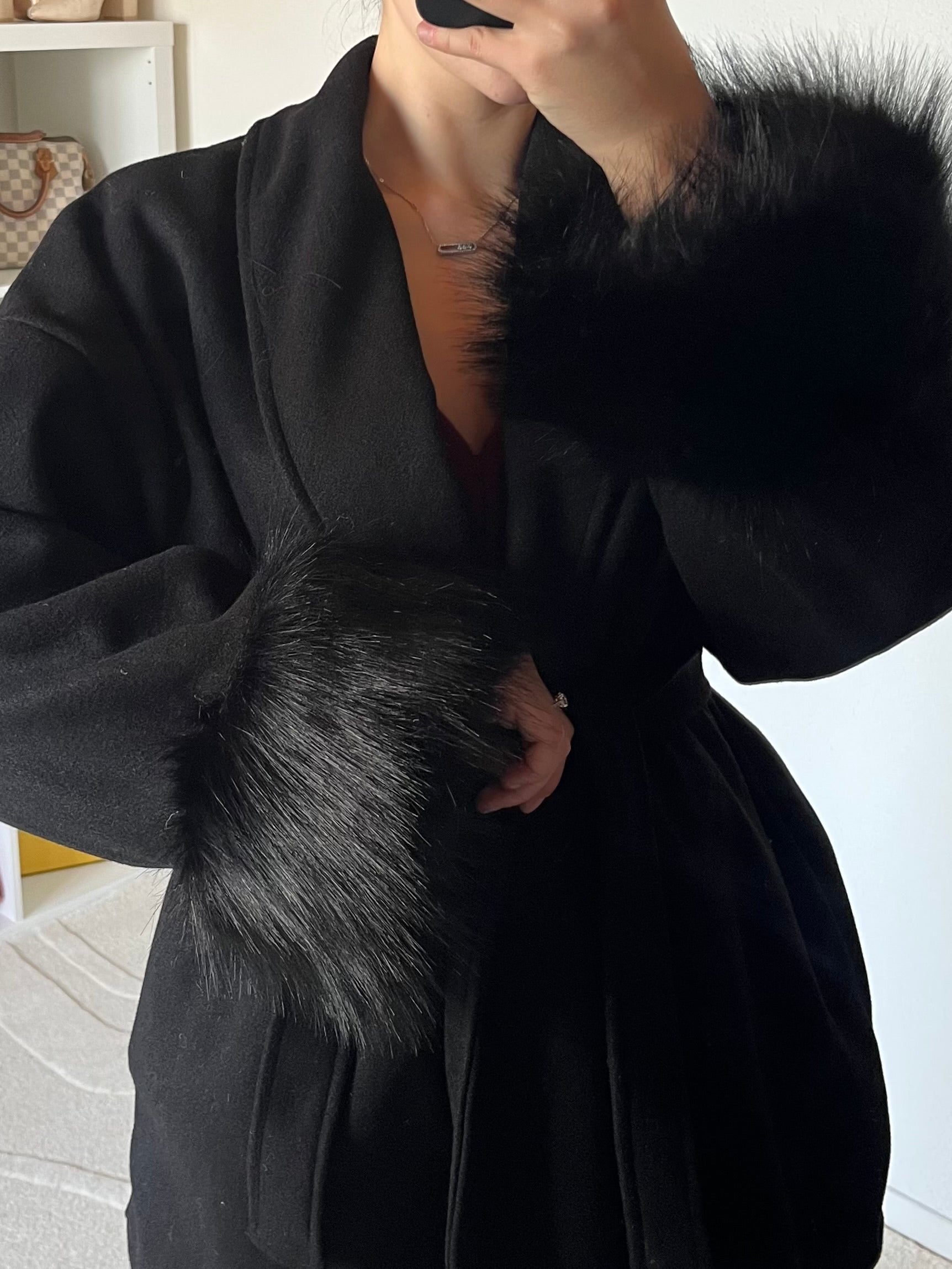 Manteau à manches en fausse fourrure ajusté à la taille