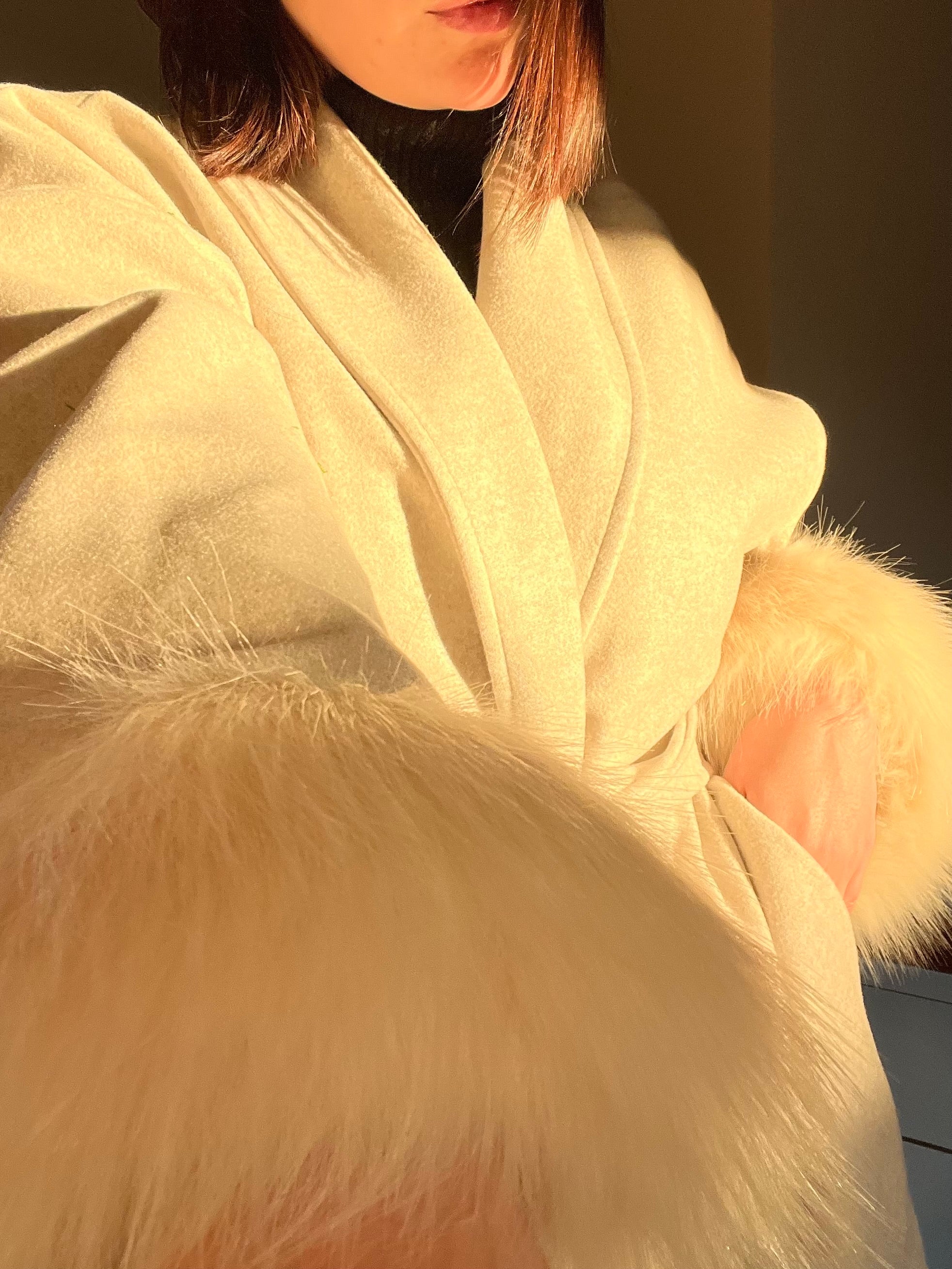 Manteau à manches en fausse fourrure ajusté à la taille