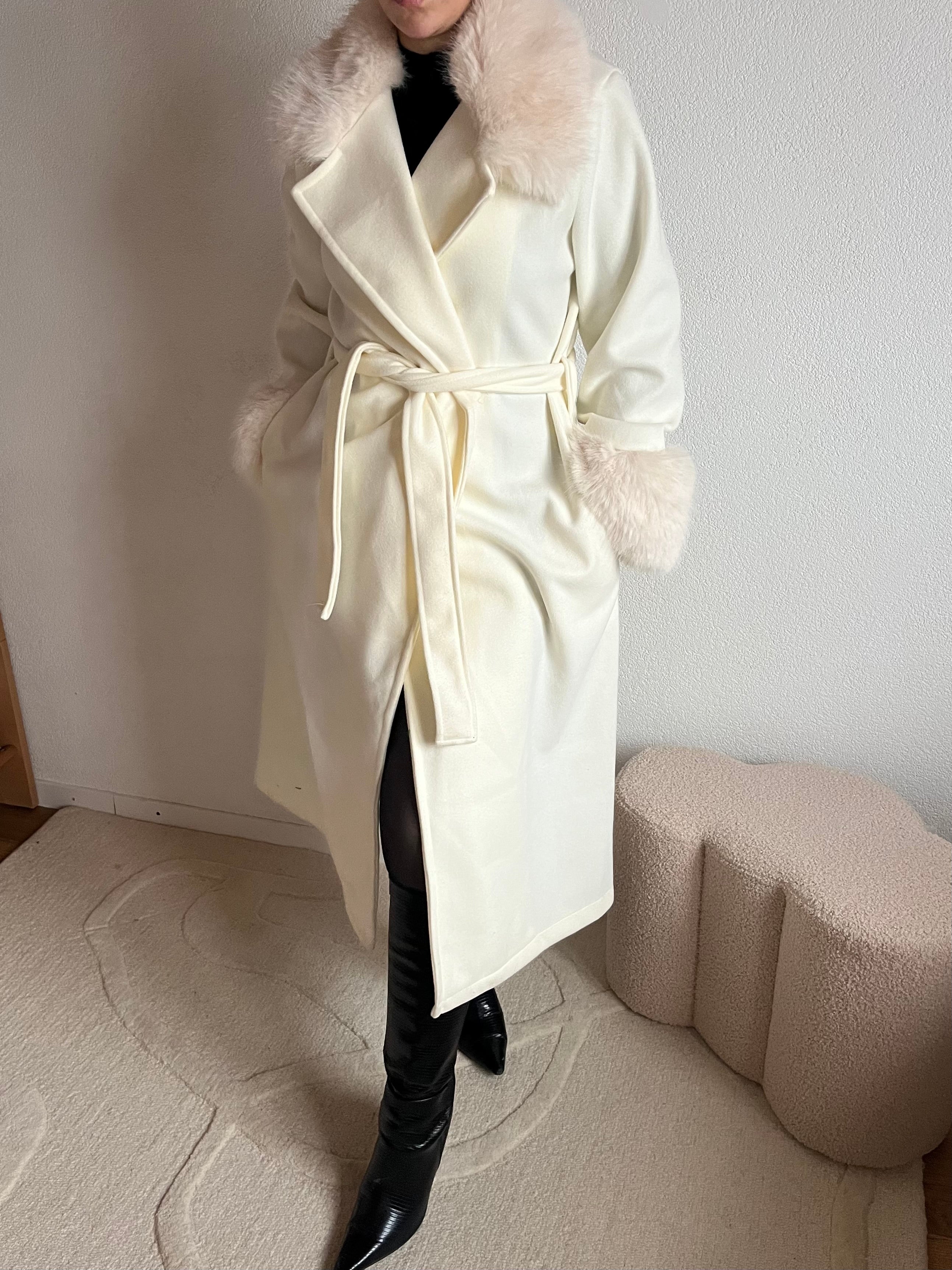 Manteau à col et manches fourrures