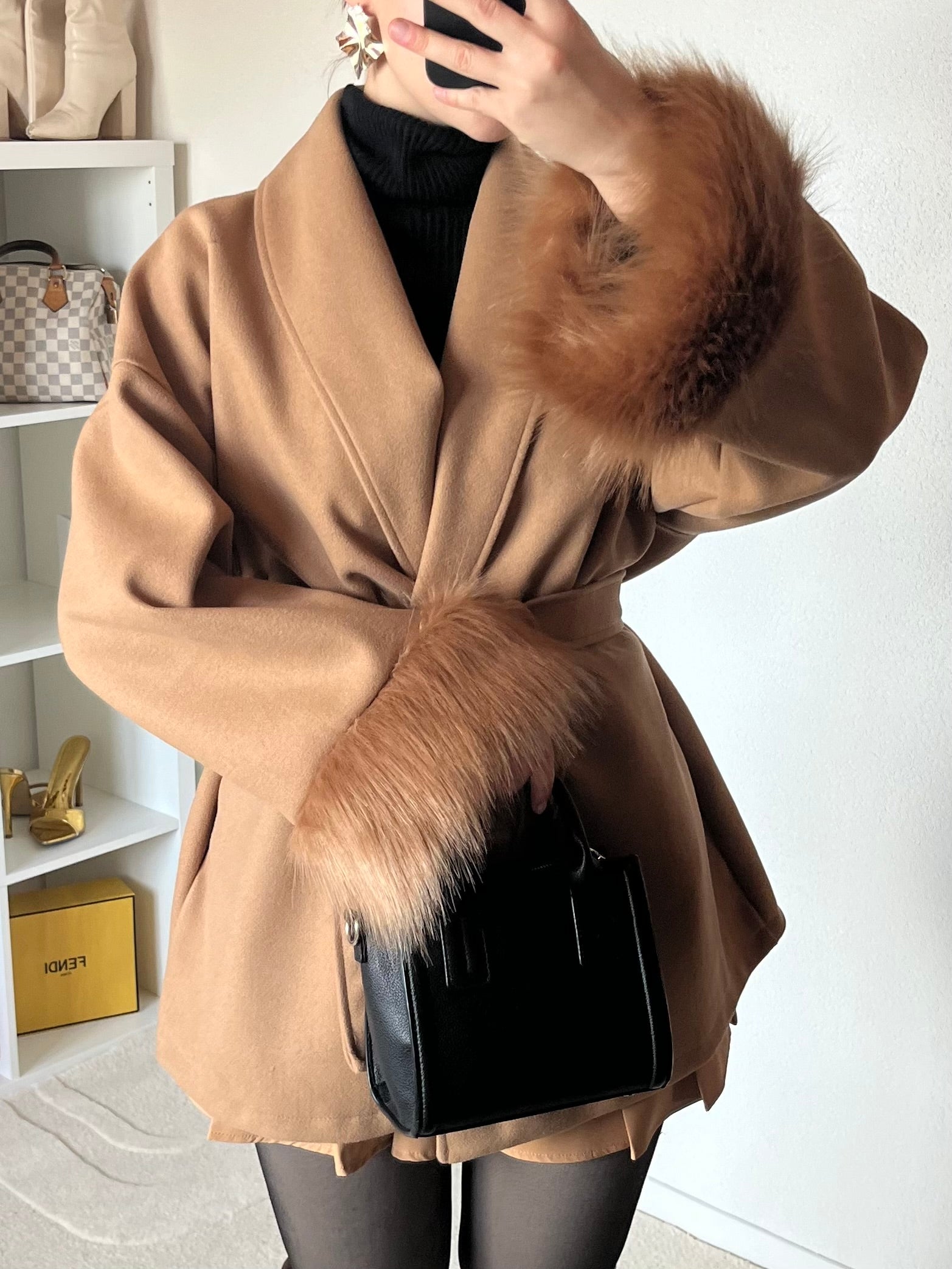 Manteau à manches en fausse fourrure ajusté à la taille