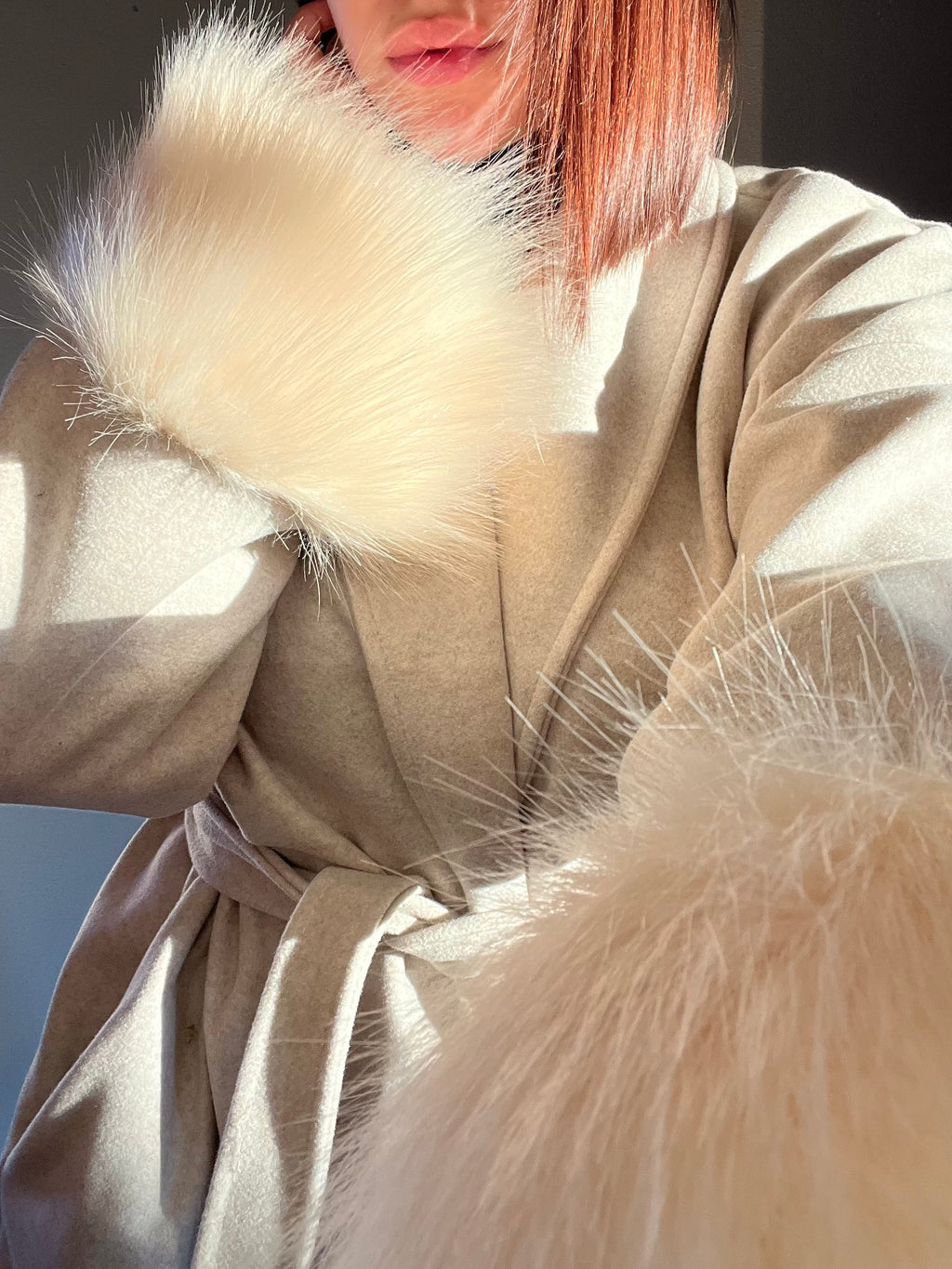 Manteau à manches en fausse fourrure ajusté à la taille