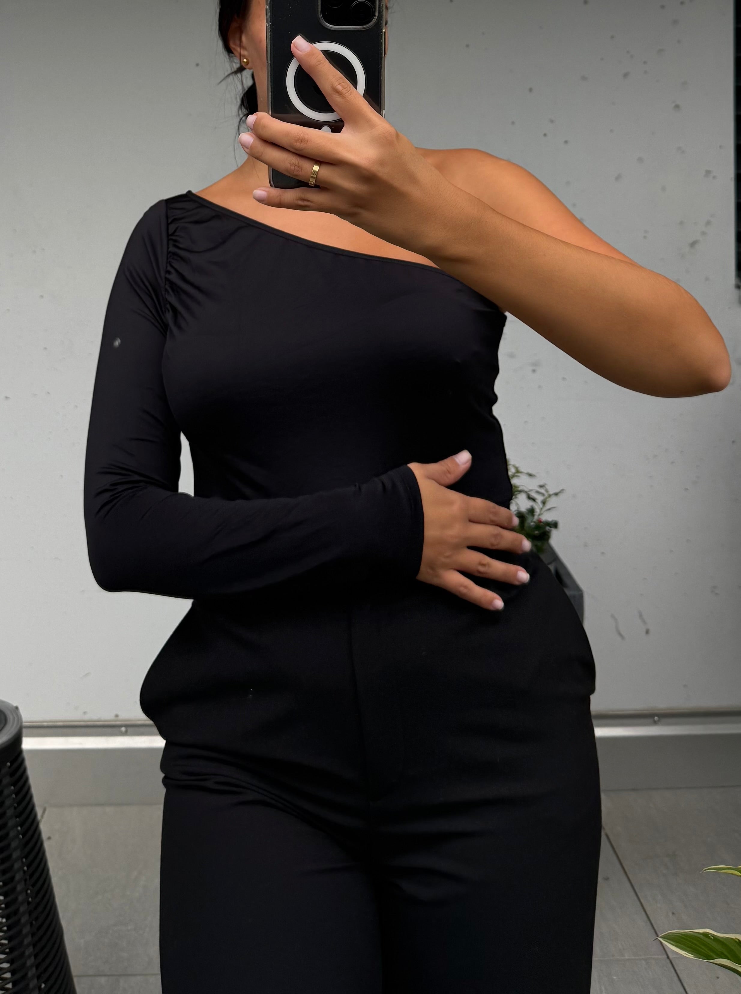 Top noir asymétrique