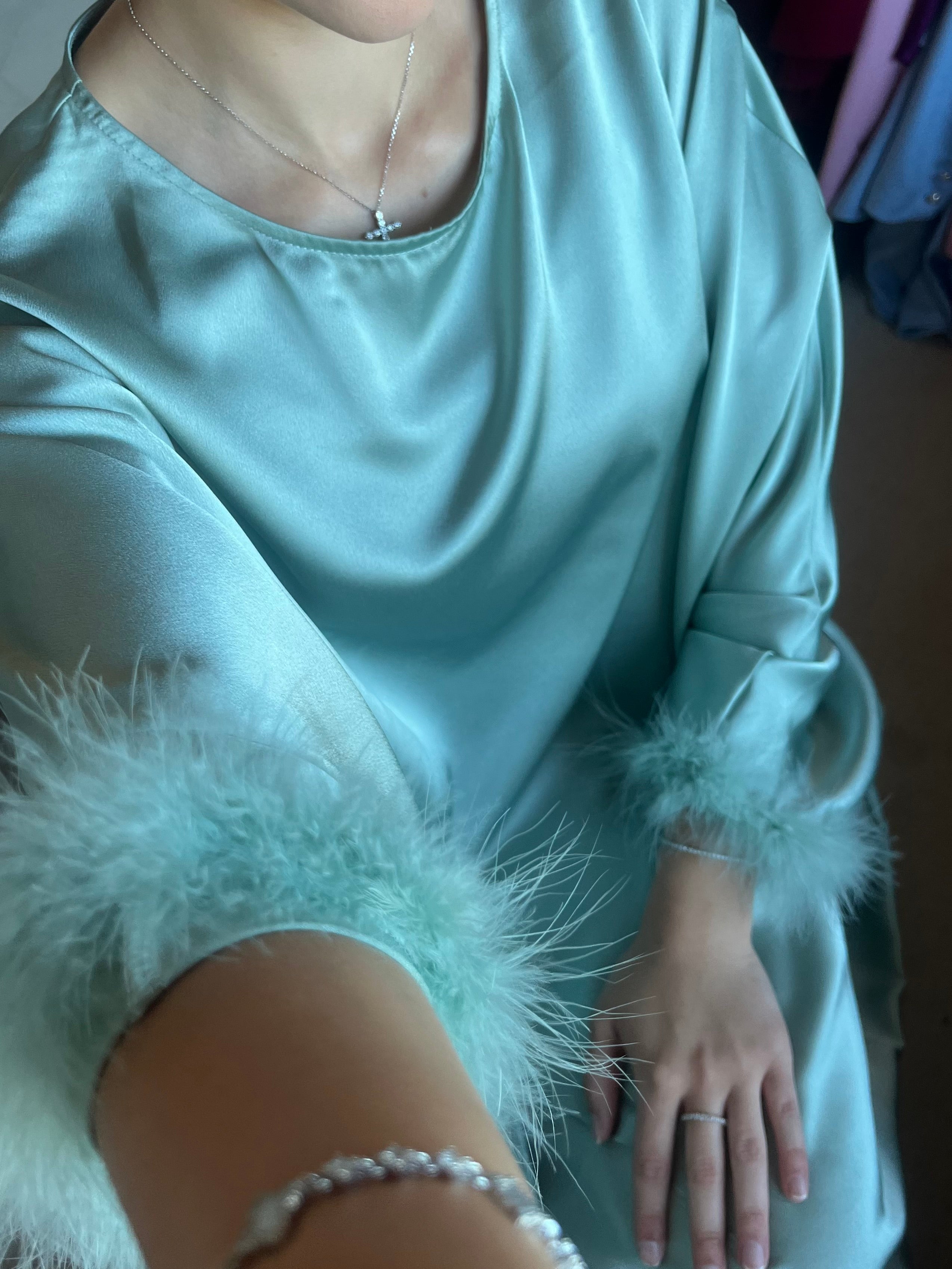 Abaya satinée à plumes