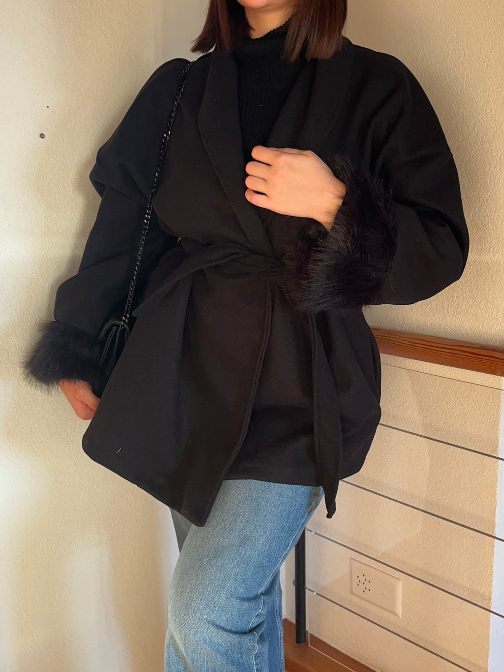 Manteau à manches en fausse fourrure ajusté à la taille