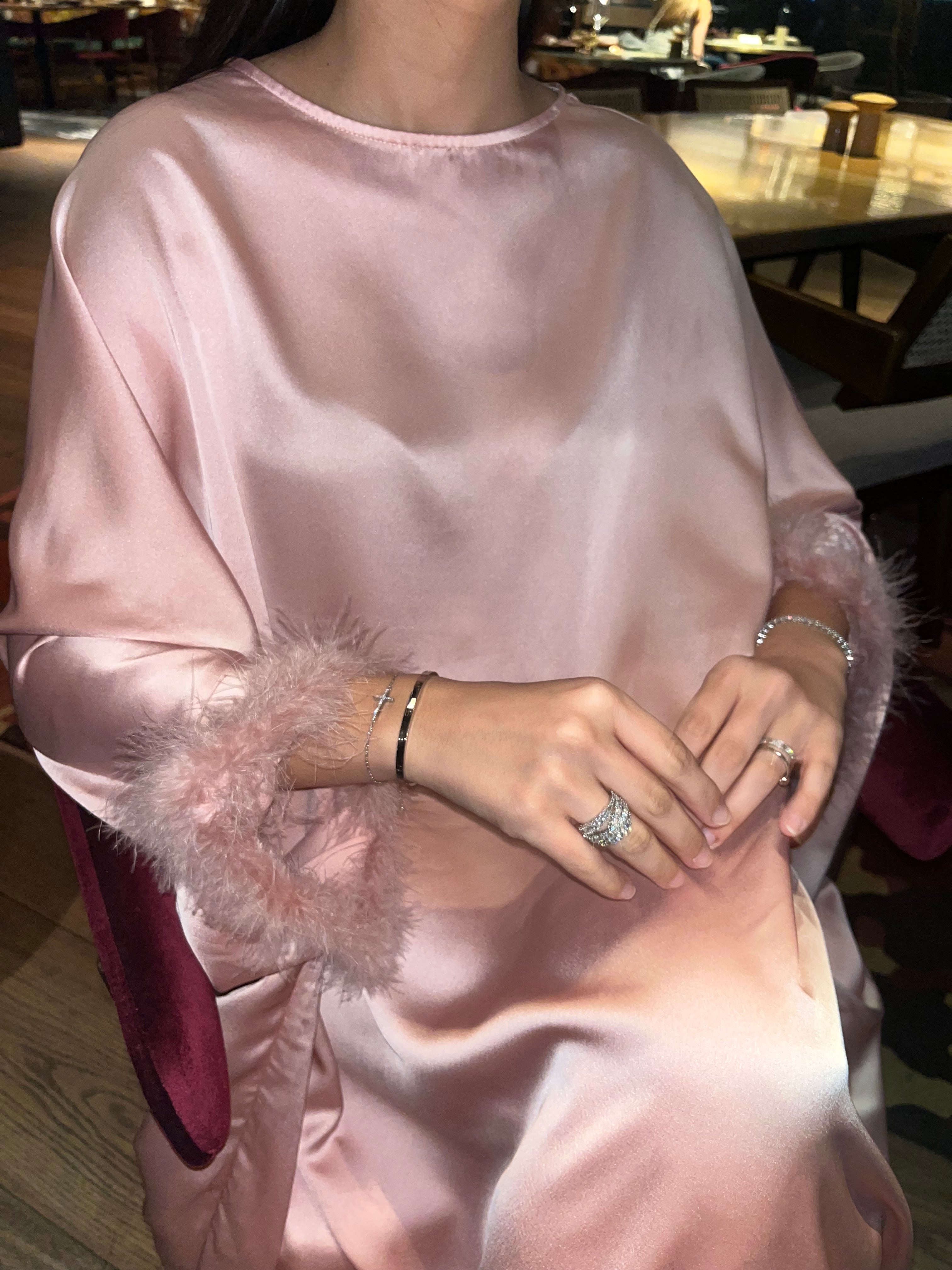 Abaya satinée à plumes