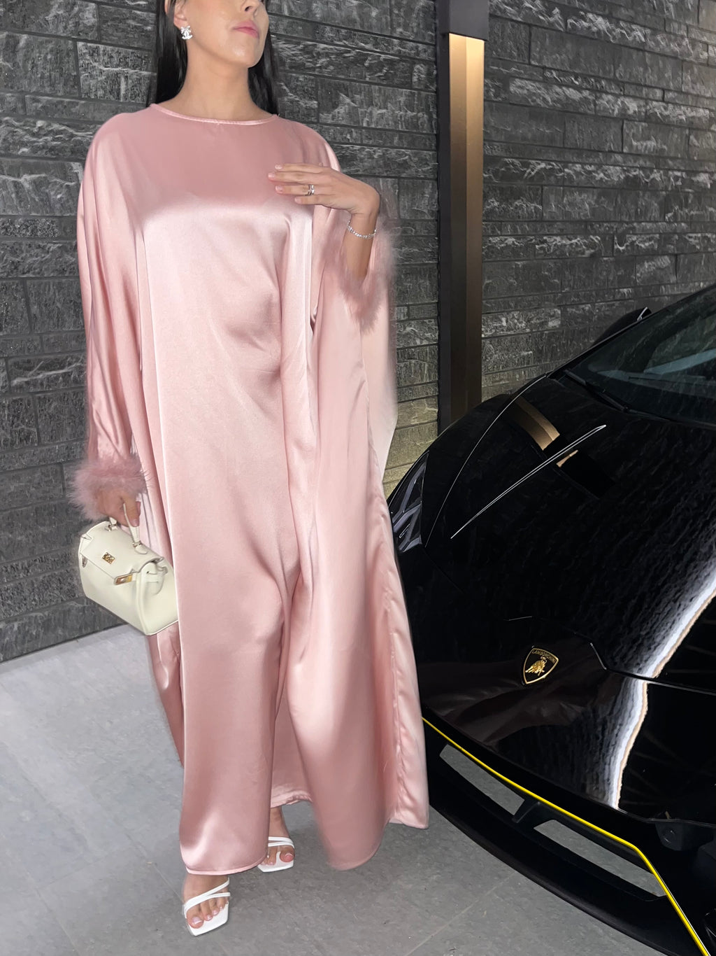 Abaya satinée à plumes
