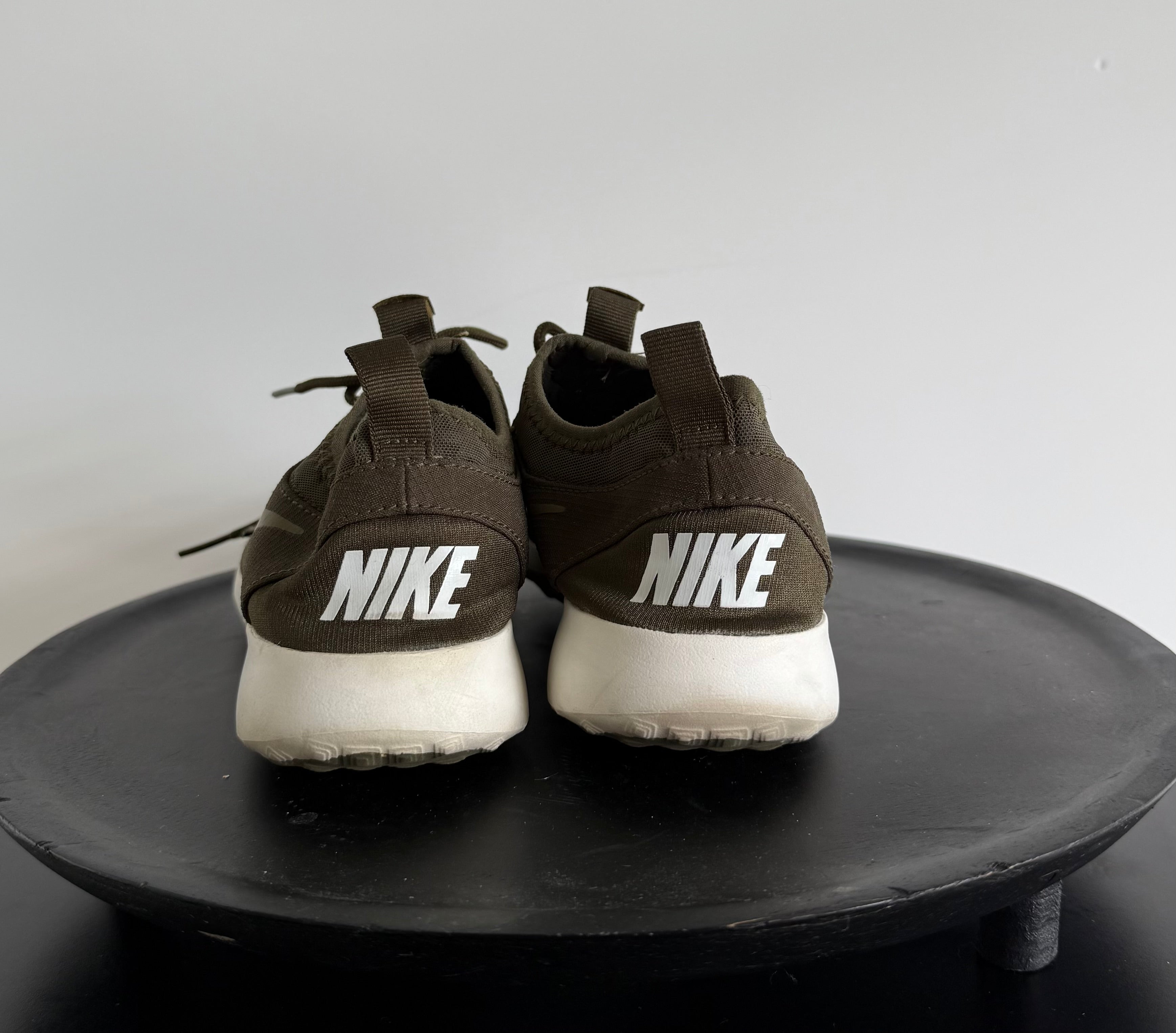 Nike kaki