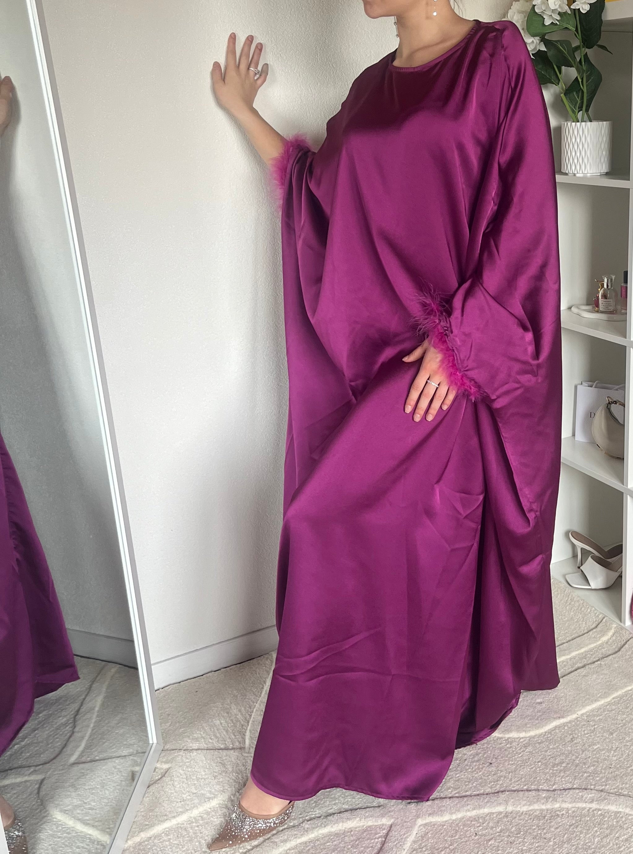 Abaya satinée à plumes