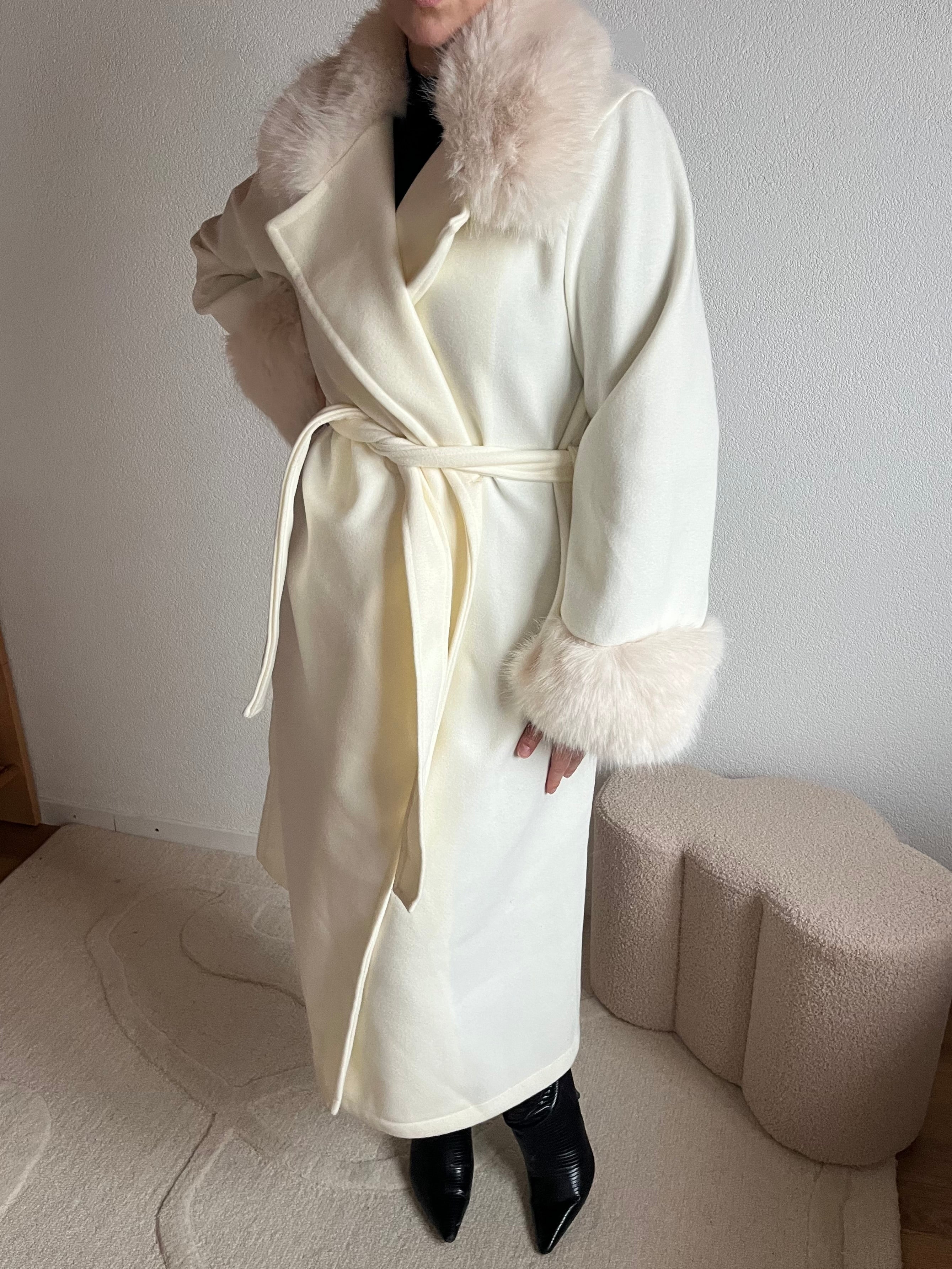 Manteau à col et manches fourrures