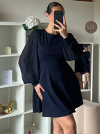 Robe courte à manches transparentes