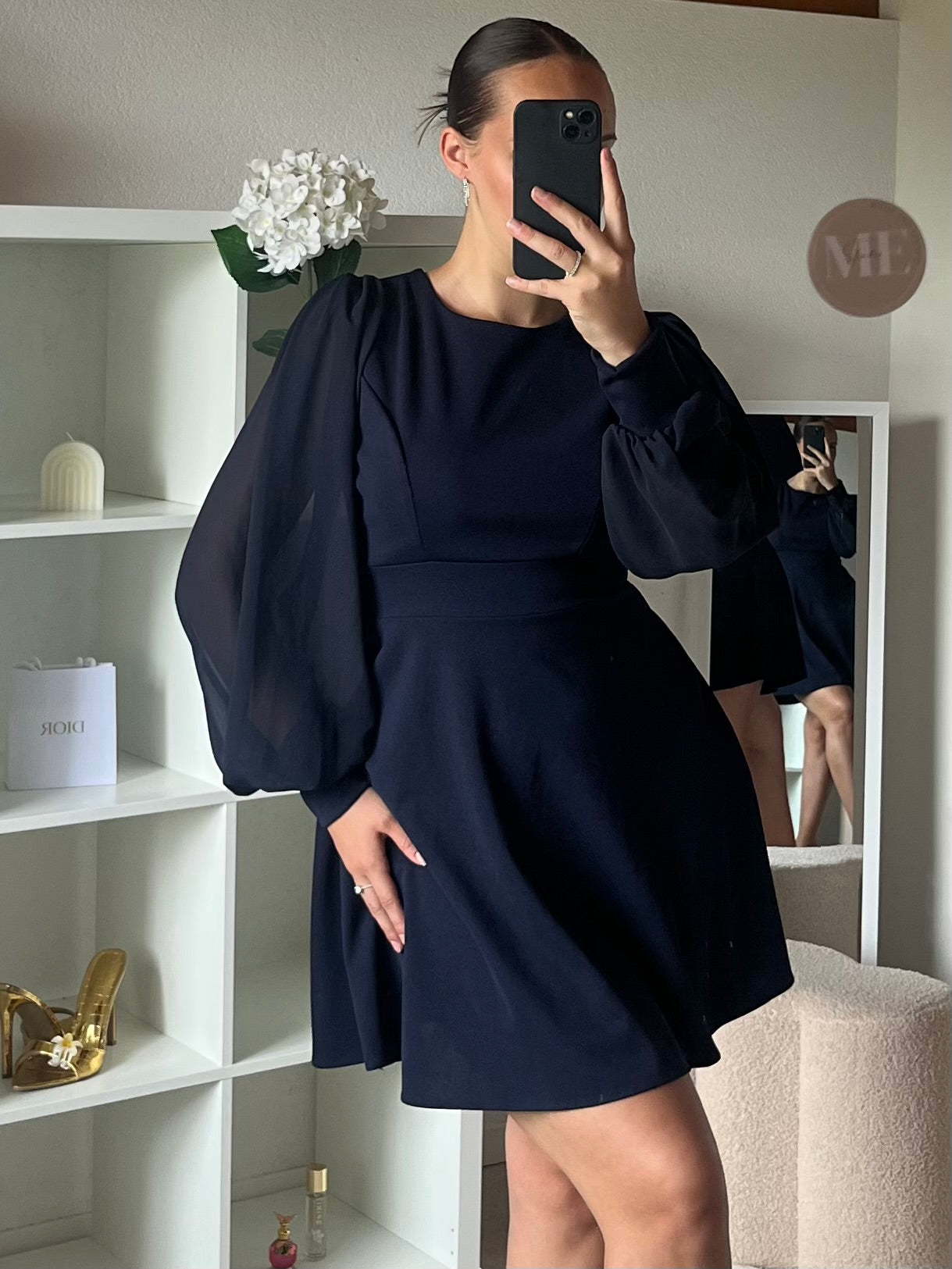 Robe courte à manches transparentes