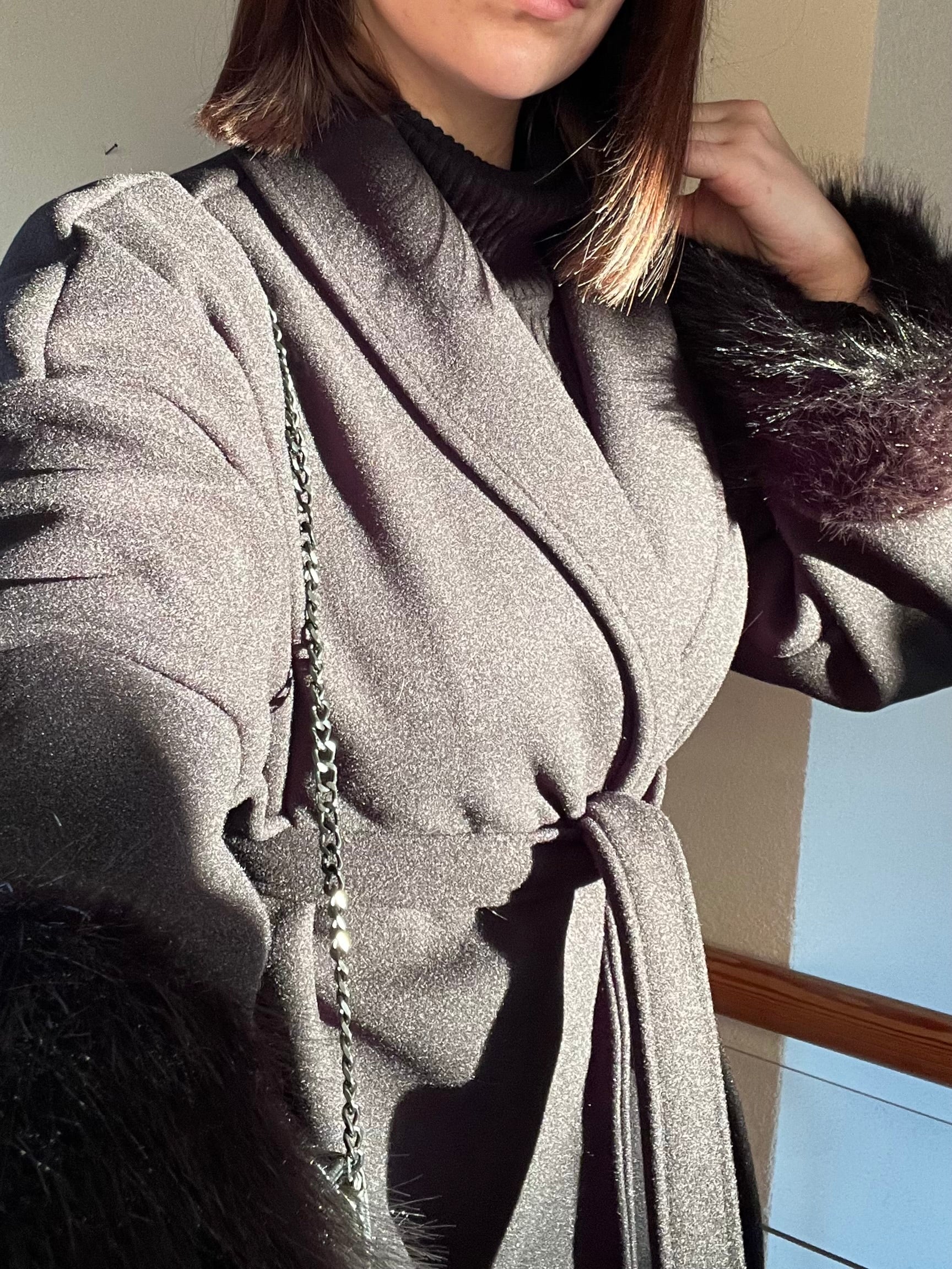 Manteau à manches en fausse fourrure ajusté à la taille
