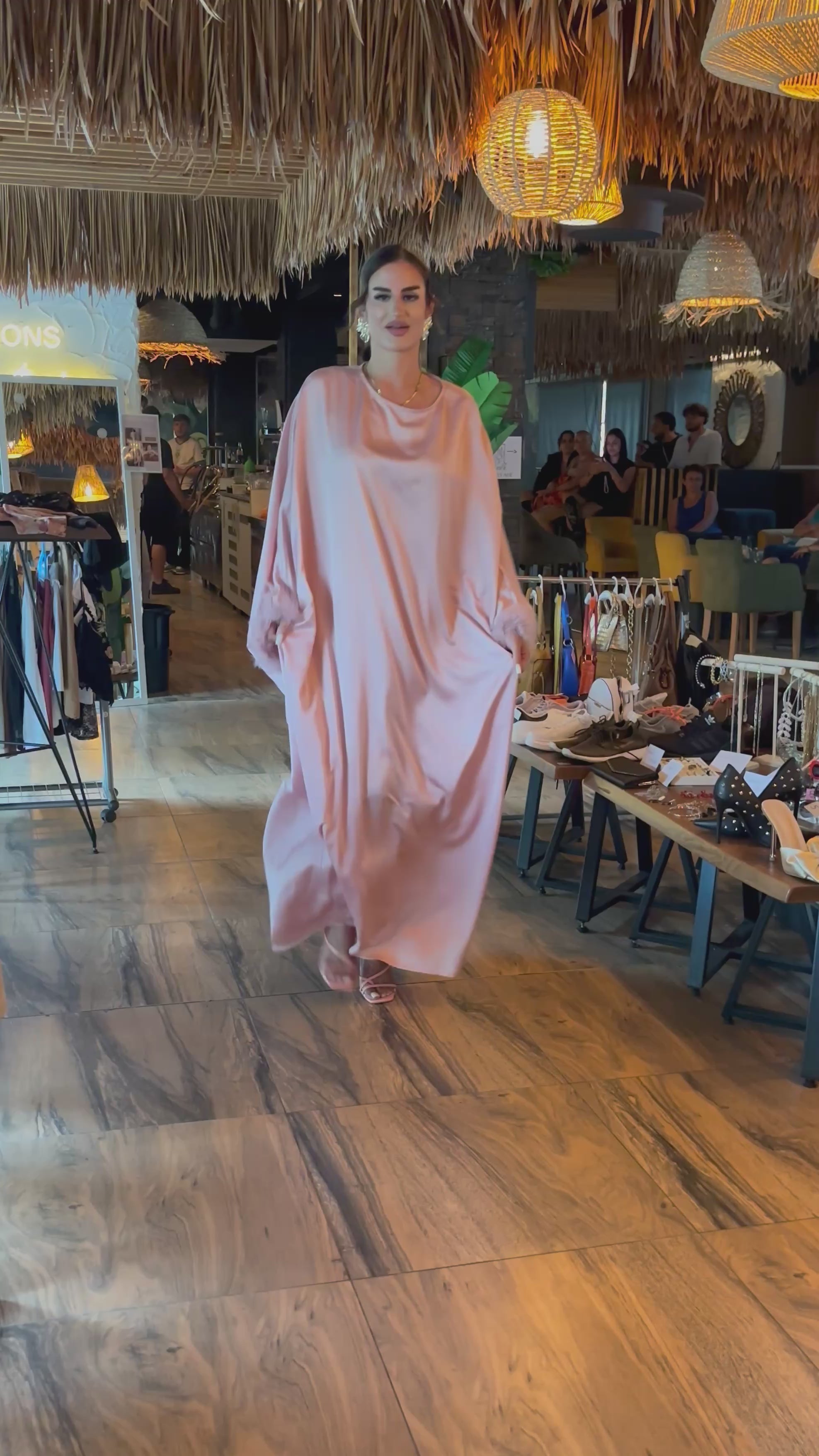 Abaya satinée à plumes