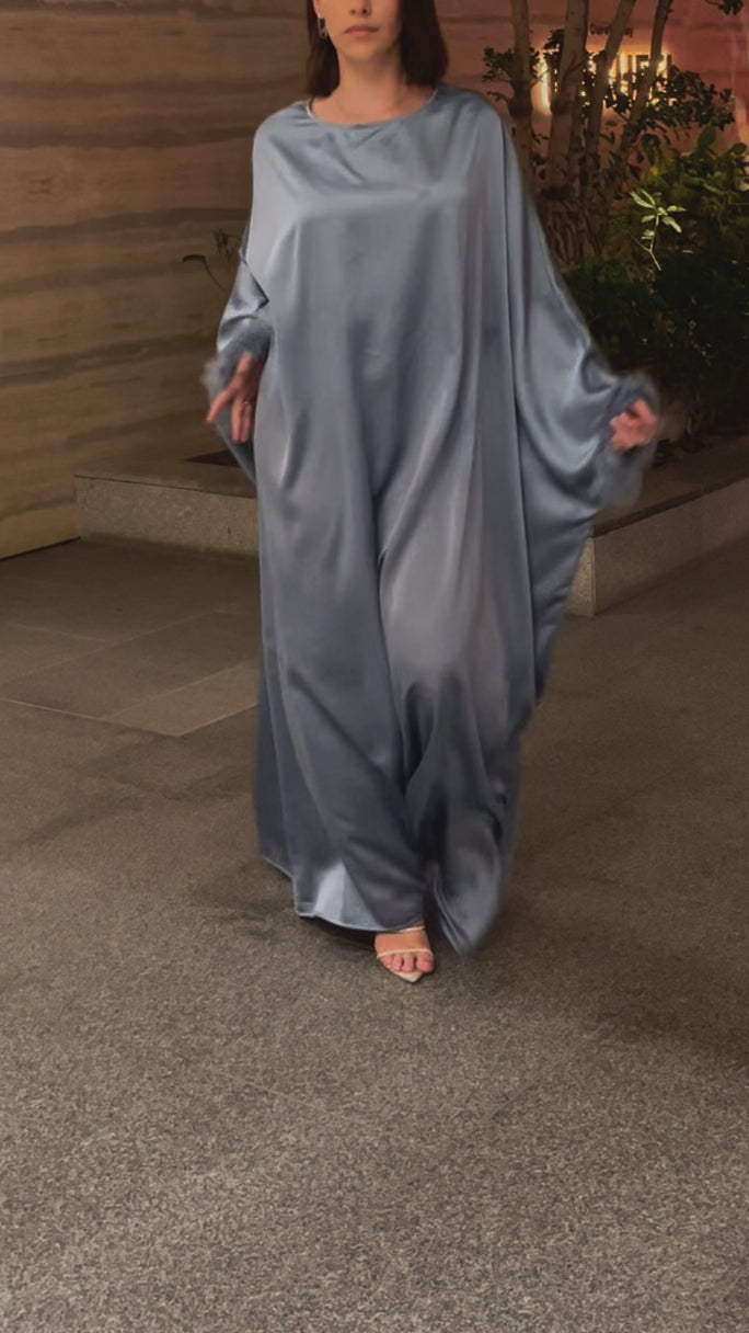 Abaya satinée à plumes