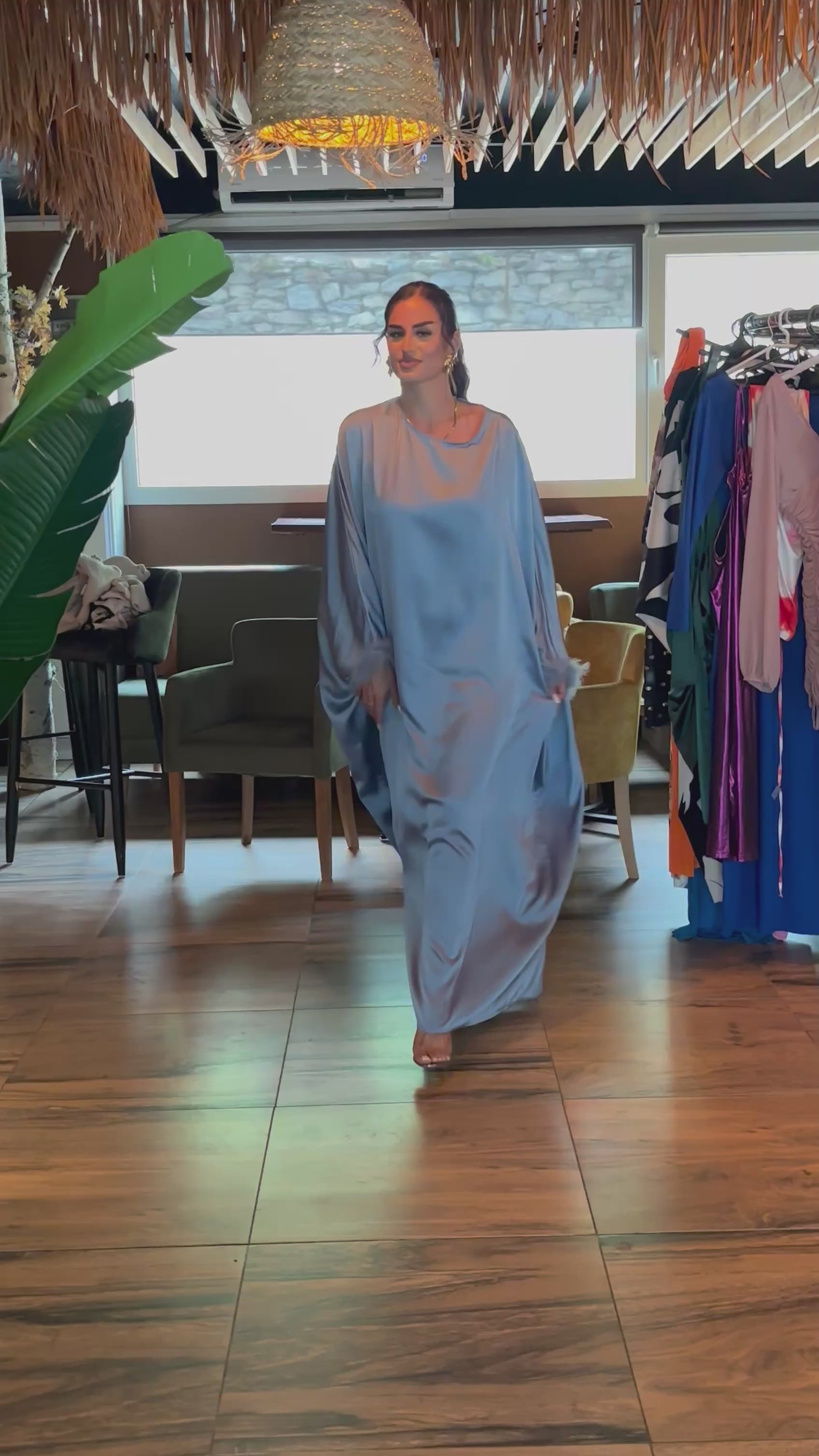Abaya satinée à plumes