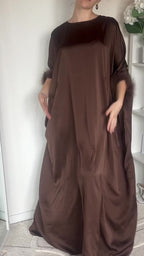 Abaya satinée à plumes ajustée à la taille
