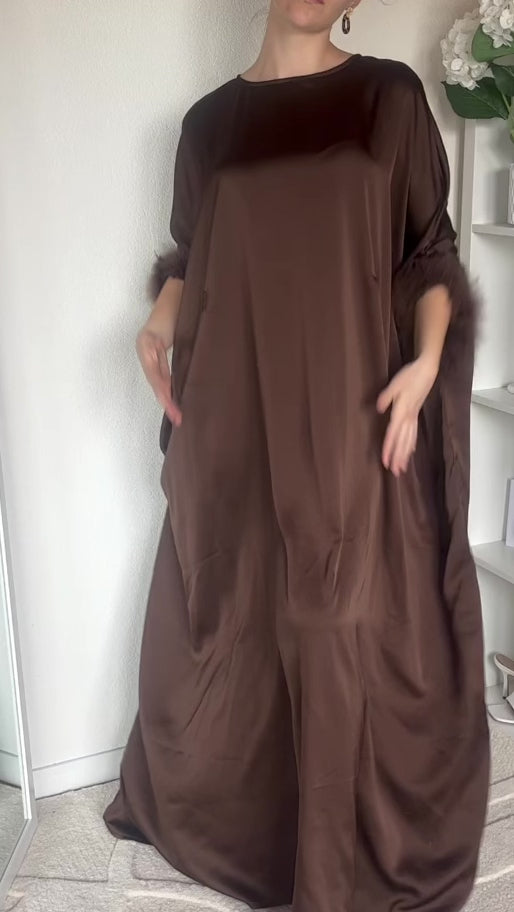 Abaya satinée à plumes ajustée à la taille